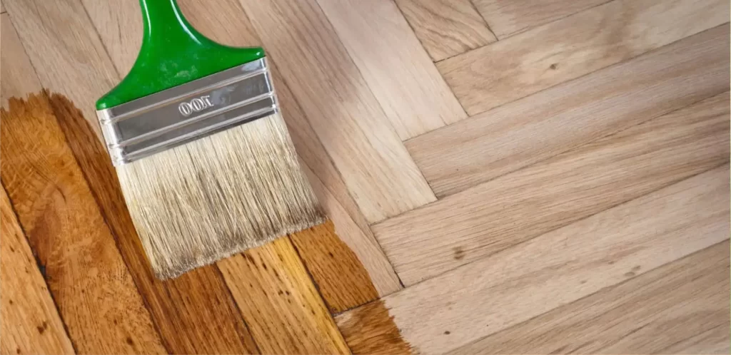 Barnizado y lacado de superficies en madera, acabados de calidad para interiores y exteriores, en productos para carpintería.
