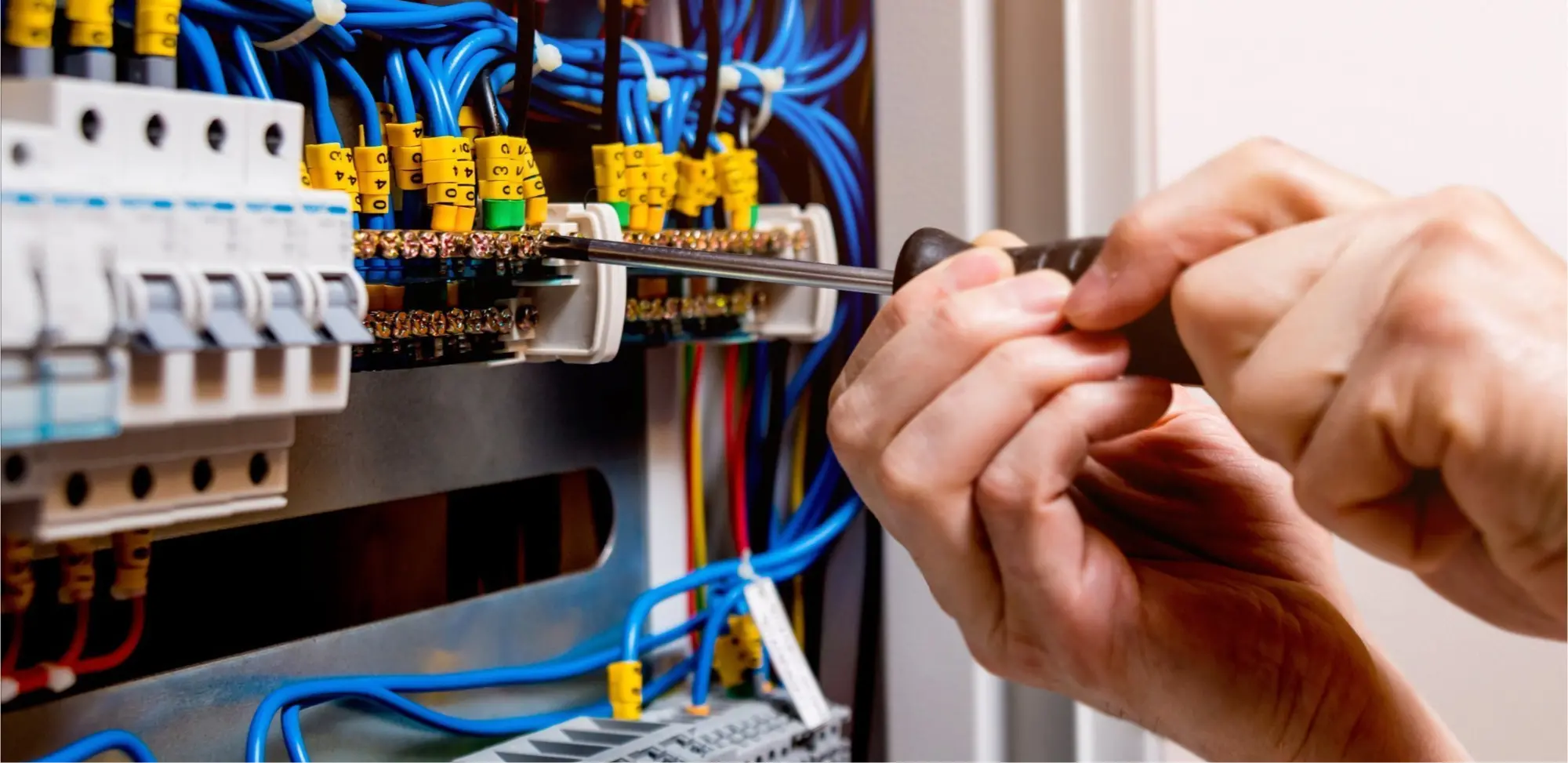 Instalaciones de cableado eléctrico residencial y comercial con productos y servicios eléctricos, ideales para soluciones seguras y eficientes.