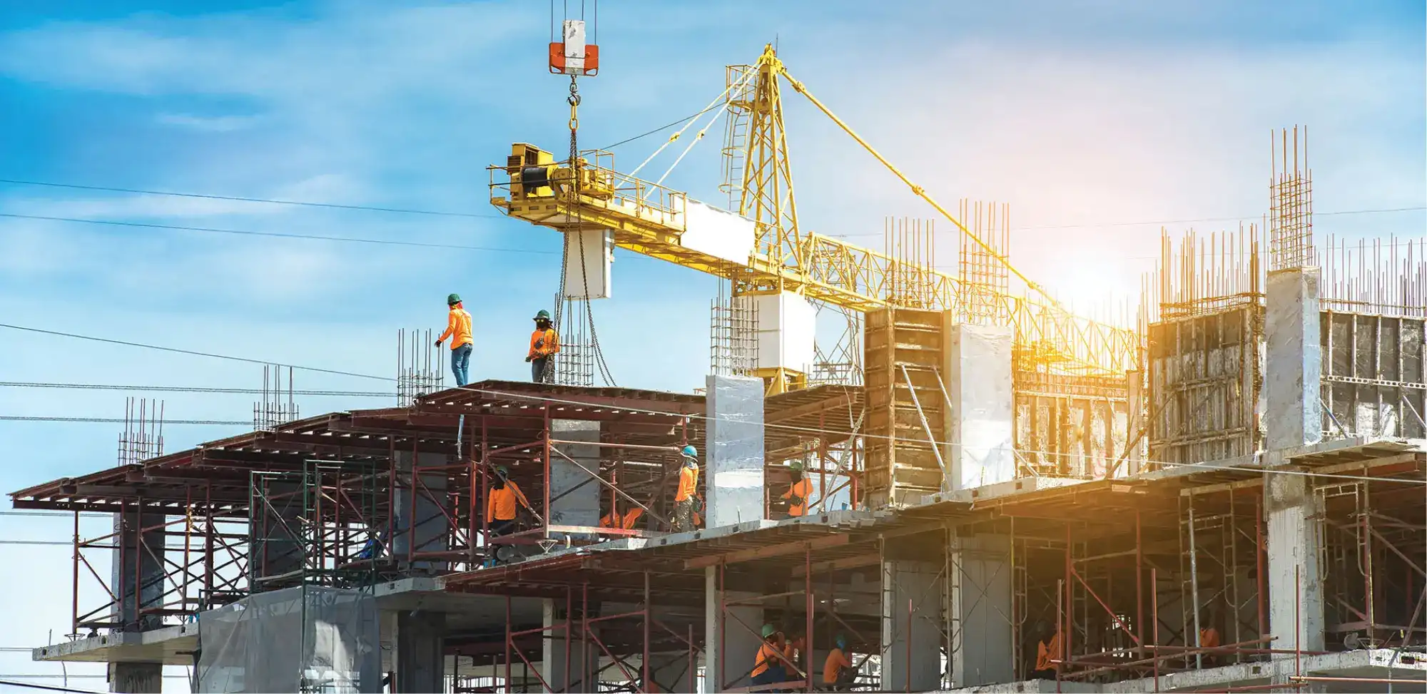 Construcción de edificaciones residenciales, comerciales e industriales con servicios de ingeniería civil.