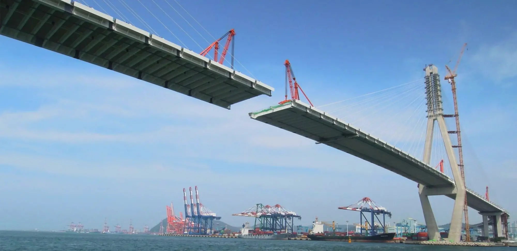 Construcción y mantenimiento de carreteras y puentes para proyectos de ingeniería civil en infraestructura.