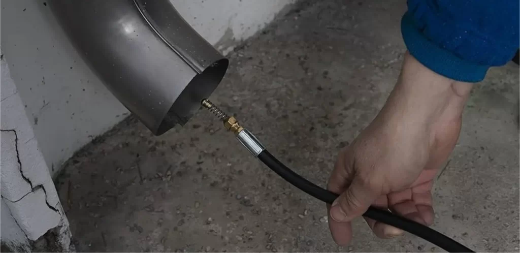 Destape y limpieza de tuberías, servicio de reparación y mantenimiento de plomería para interiores.