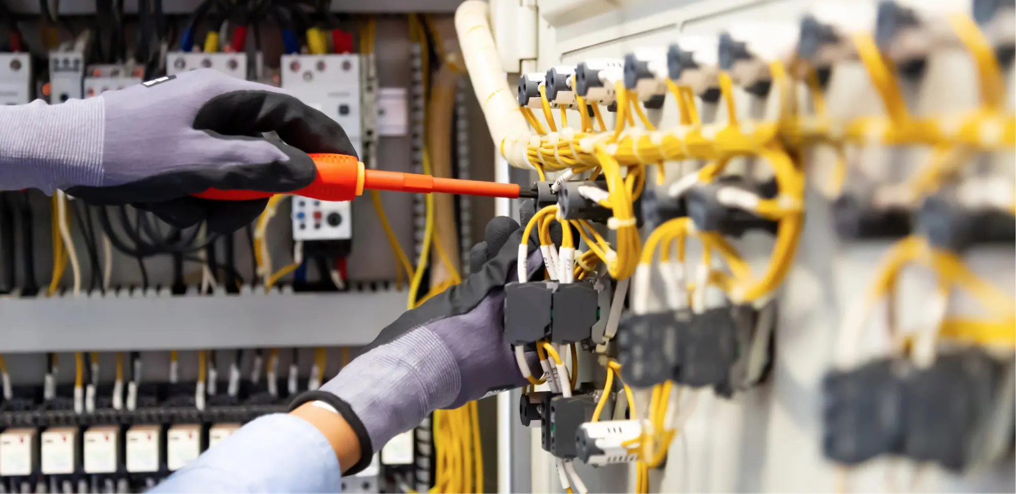Diagnóstico y solución de fallas eléctricas en interiores y exteriores con productos y servicios eléctricos profesionales y seguros.