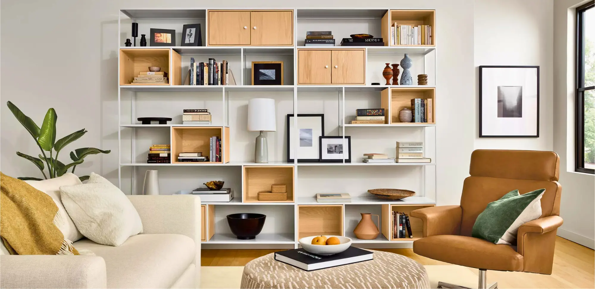 Estanterías y libreros personalizados, perfectos para interiores, con productos y servicios para carpintería.