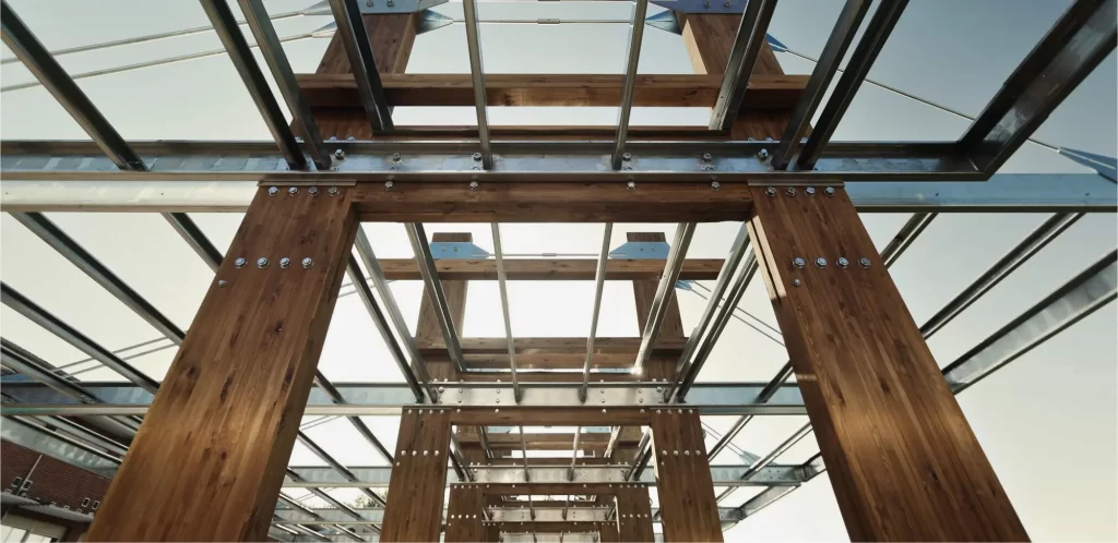 Construcción de estructuras metálicas y de madera para proyectos de ingeniería civil en edificación.