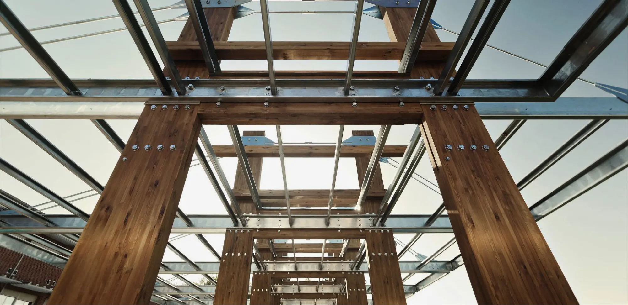 Construcción de estructuras metálicas y de madera para proyectos de ingeniería civil en edificación.