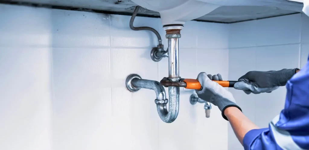Instalación y reparación de inodoros, lavamanos y bidés en interiores con productos y servicios de plomería.