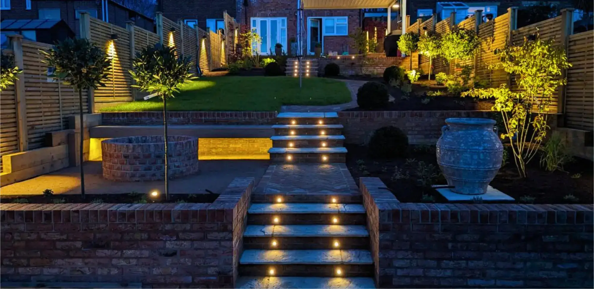 Iluminación exterior y de jardines en espacios residenciales y comerciales, soluciones funcionales en productos eléctricos.