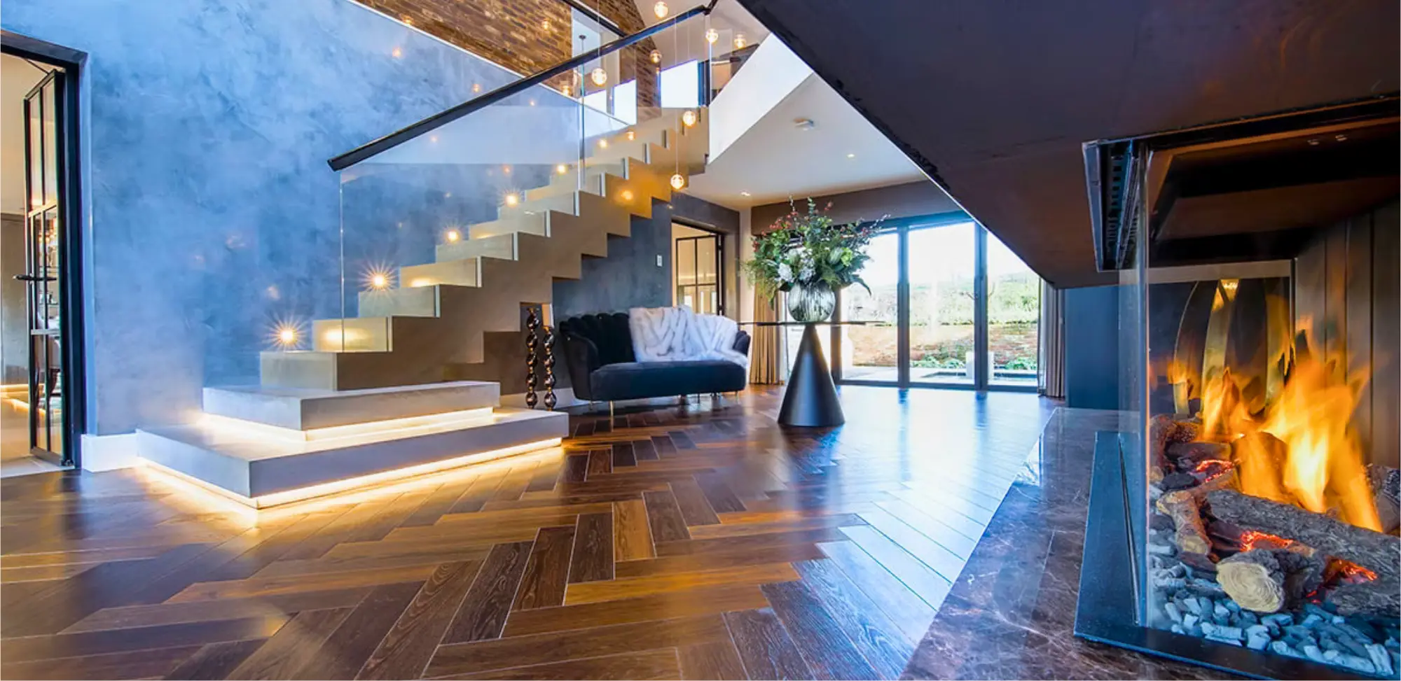 Iluminación LED eficiente para interiores y exteriores con soluciones modernas y sostenibles en productos y servicios eléctricos.