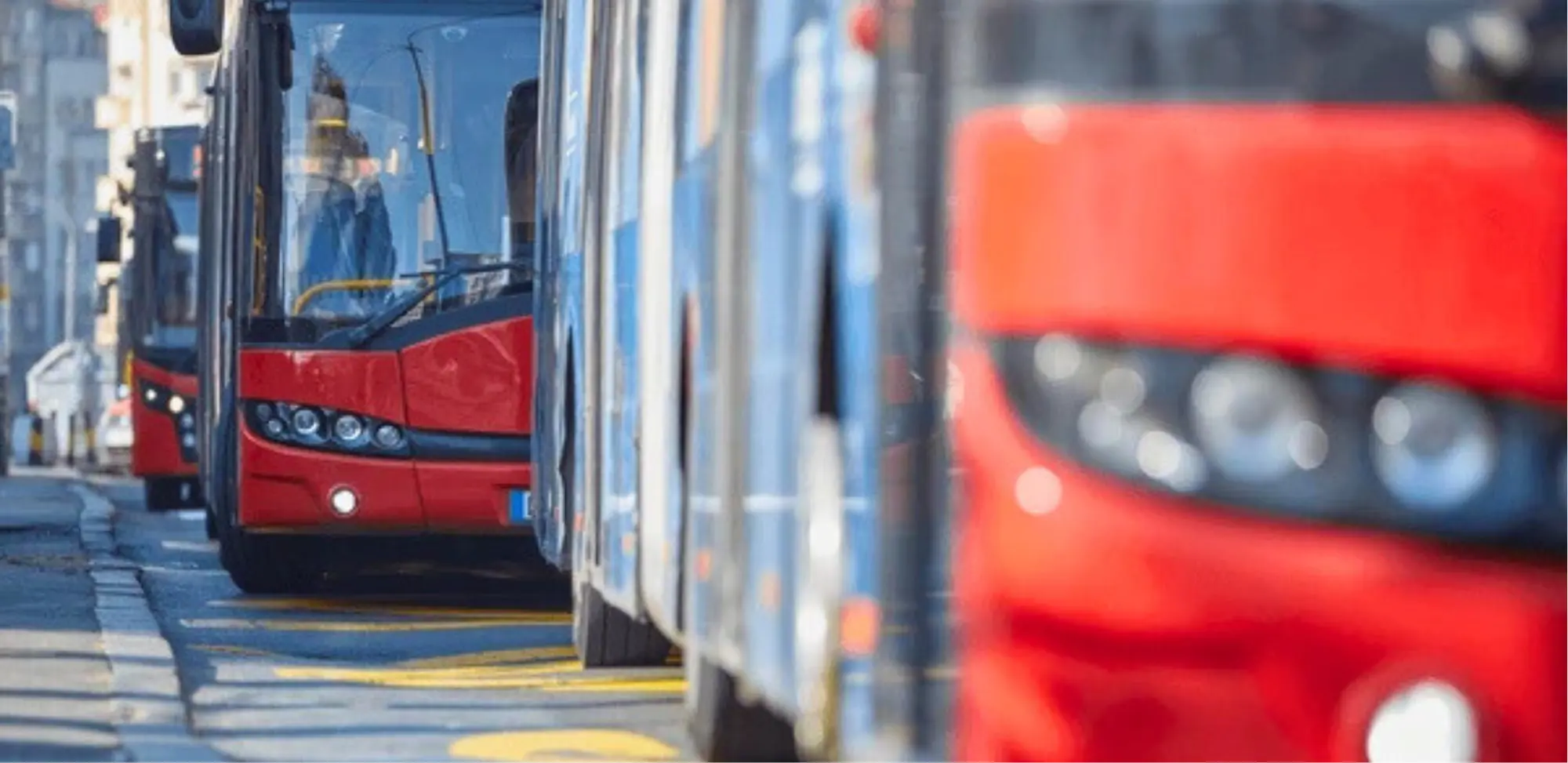 Infraestructura para transporte público en proyectos de construcción con servicios de ingeniería civil.