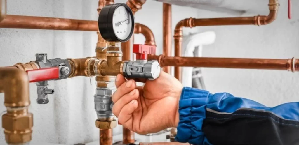 Instalación y mantenimiento de tuberías de gas en interiores con productos y servicios de plomería.