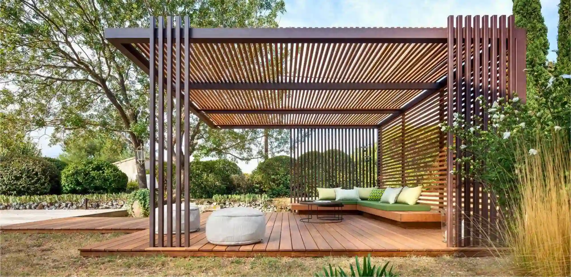 Diseño e instalación de pérgolas, decks y mobiliario exterior, con productos y servicios para jardinería.