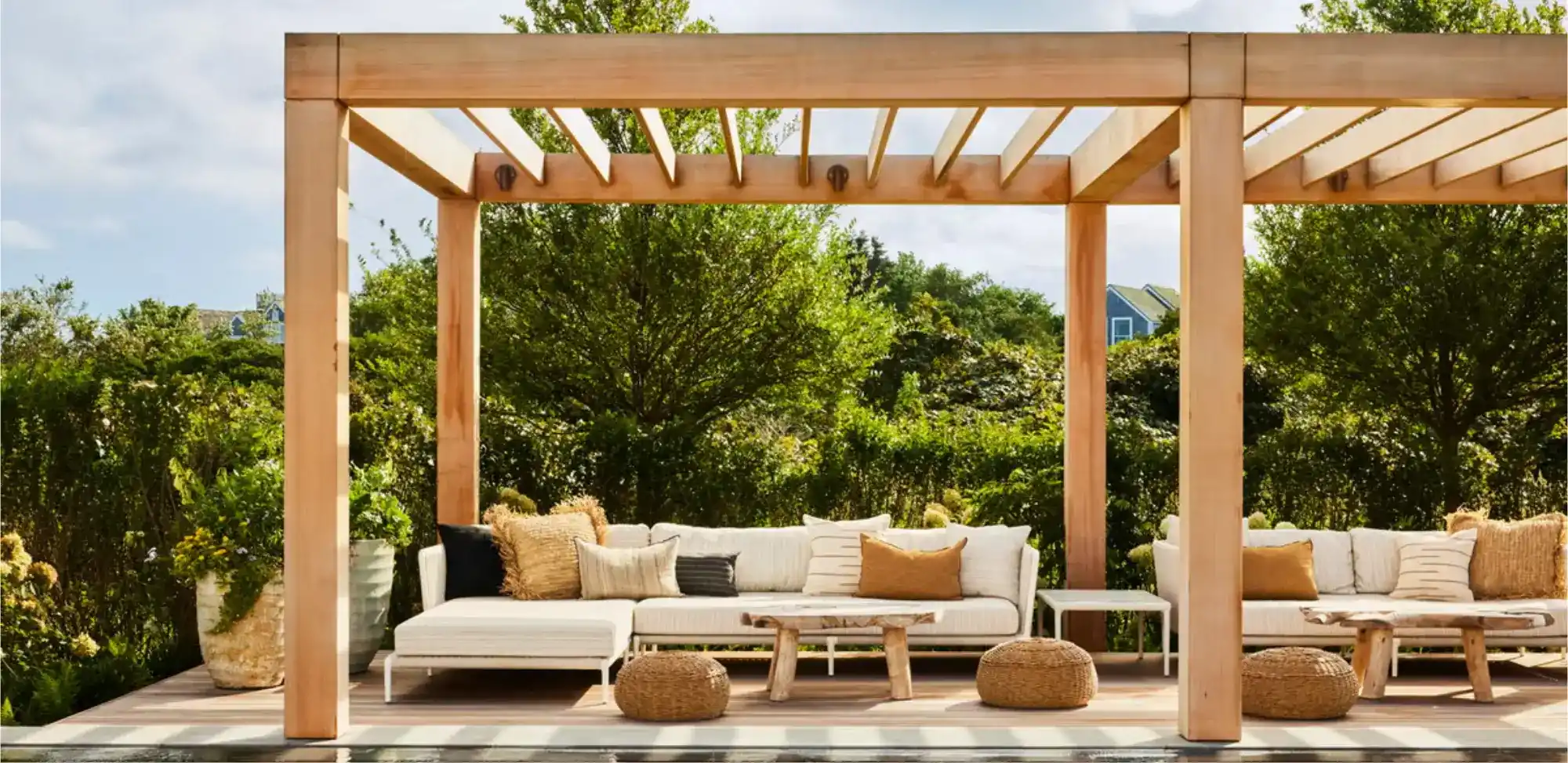 Pérgolas y terrazas de diseño único, con productos y servicios para carpintería, adecuados para exteriores e interiores.