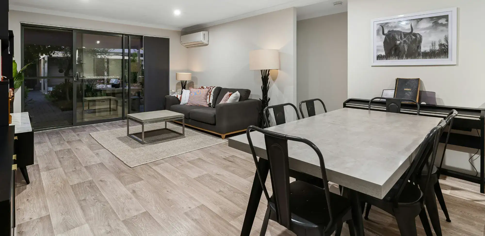 Piso aglomerado HDF con diseño resistente para interiores, excelente opción en productos y servicios para pisos.