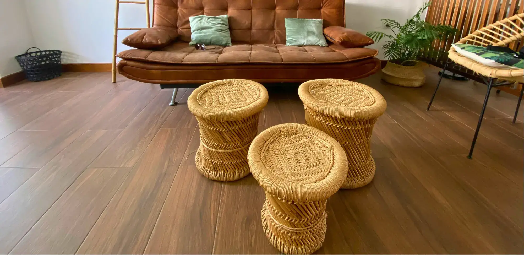 Piso aglomerado MDF con diseño elegante y duradero para interiores, opción destacada en productos y servicios para pisos.