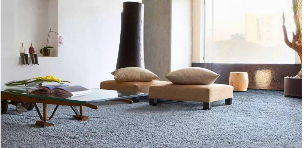 Piso alfombra rollo para interiores, con diseño suave y cómodo, ideal dentro de nuestros productos y servicios para pisos.
