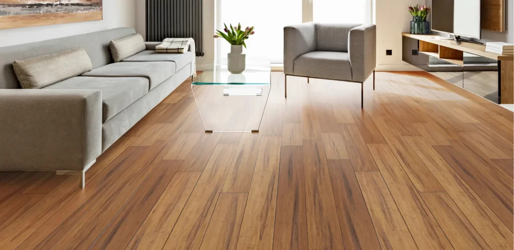 Piso de bambú para interiores y exteriores, diseño ecológico y resistente, parte de productos y servicios para pisos.