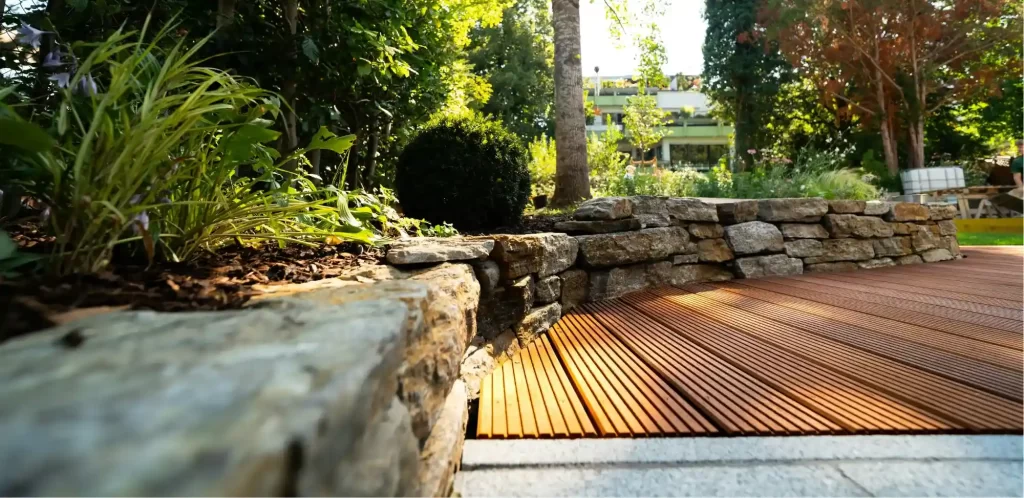 Piso Deck WPC para interiores y exteriores, diseño resistente y elegante, ideal para productos y servicios para pisos.