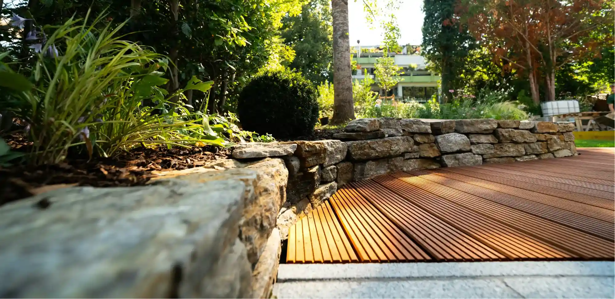 Piso Deck WPC para interiores y exteriores, diseño resistente y elegante, ideal para productos y servicios para pisos.