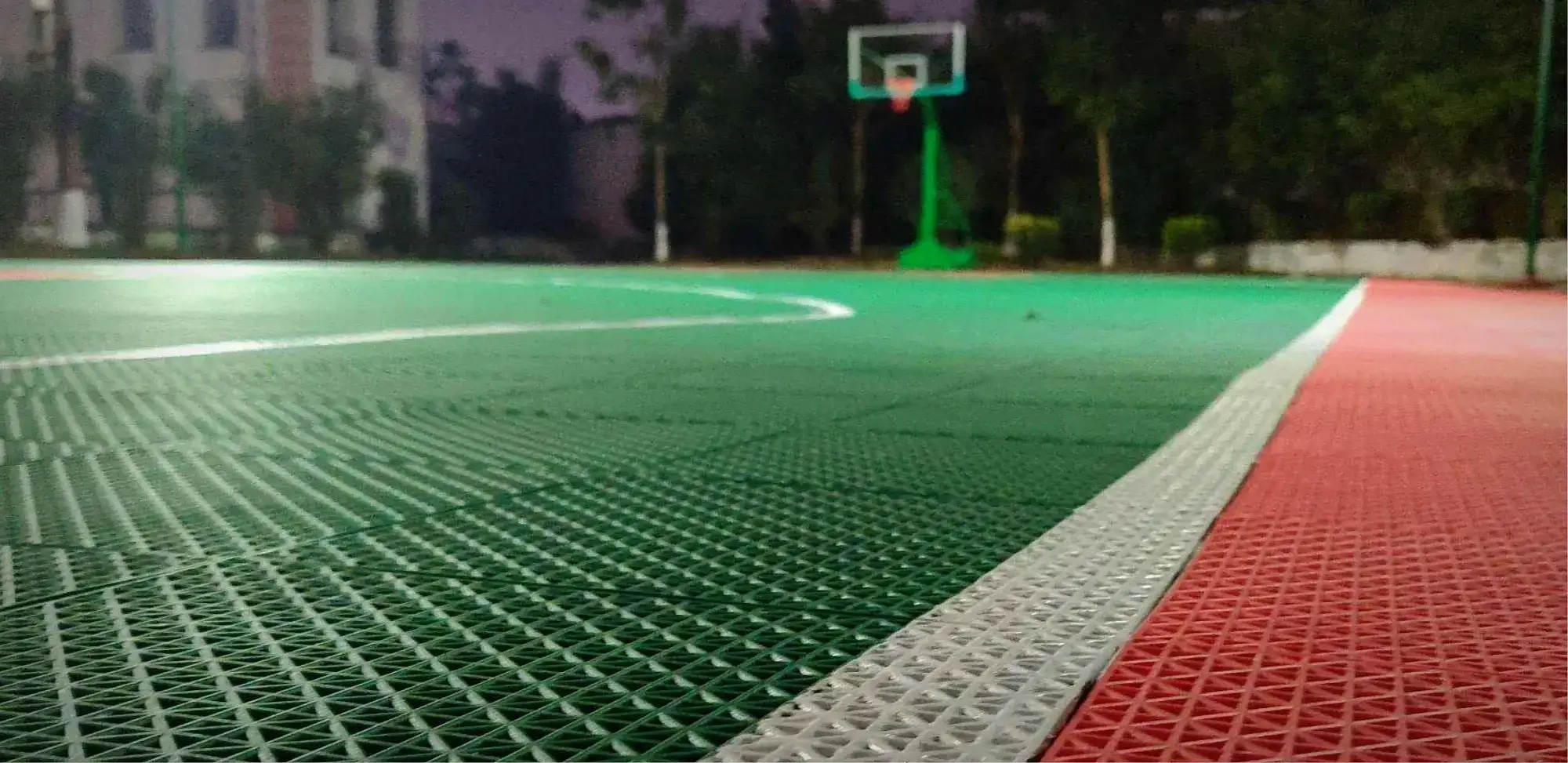Pisos deportivos de caucho para interiores y exteriores, diseño resistente y antideslizante, ideales en productos y servicios para pisos.