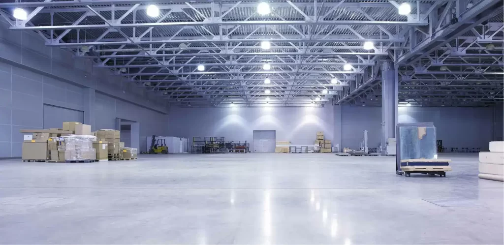 Pisos industriales de alto tráfico para interiores y exteriores, resistentes y funcionales, parte de productos y servicios para pisos.