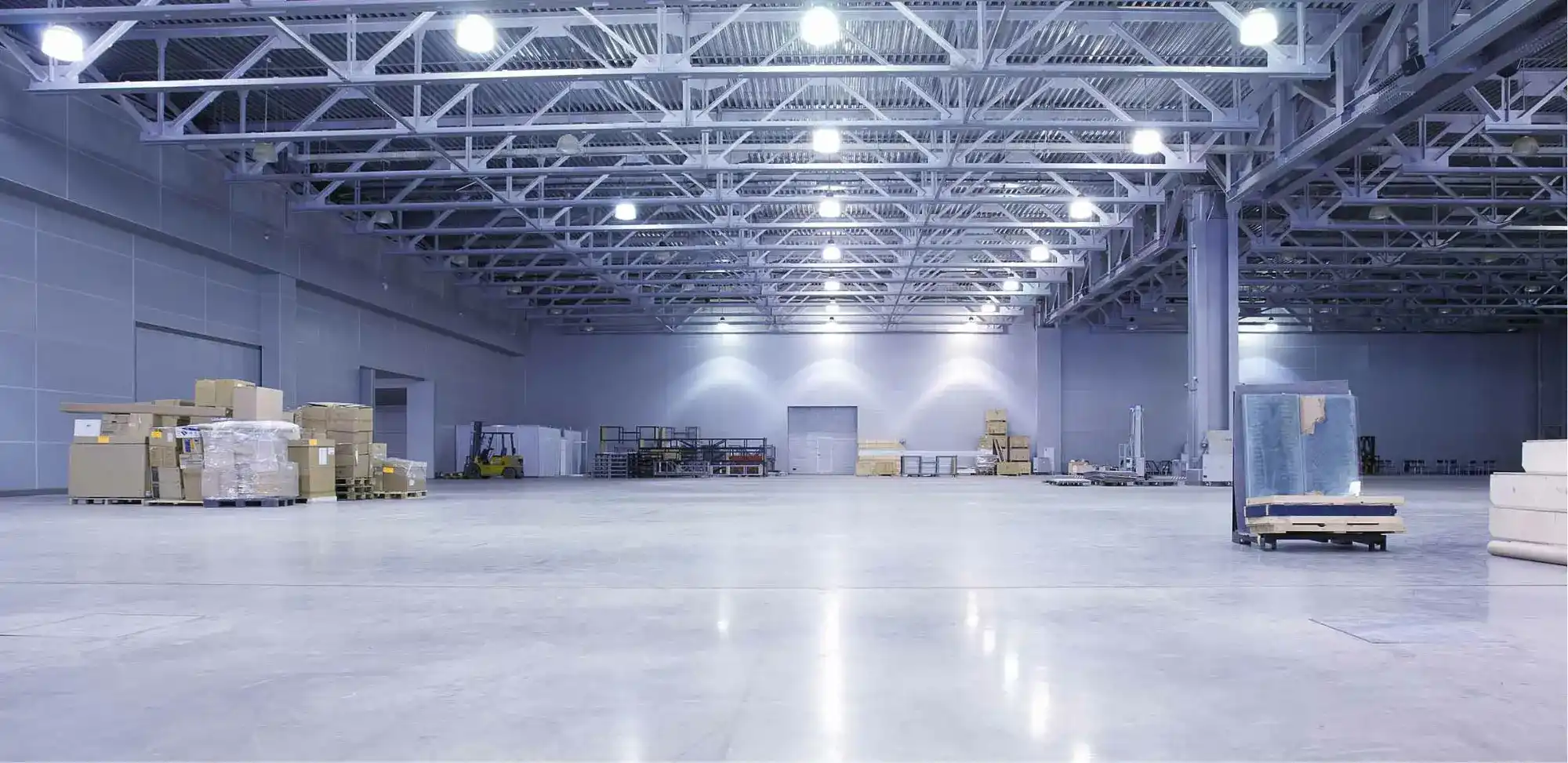 Pisos industriales de alto tráfico para interiores y exteriores, resistentes y funcionales, parte de productos y servicios para pisos.