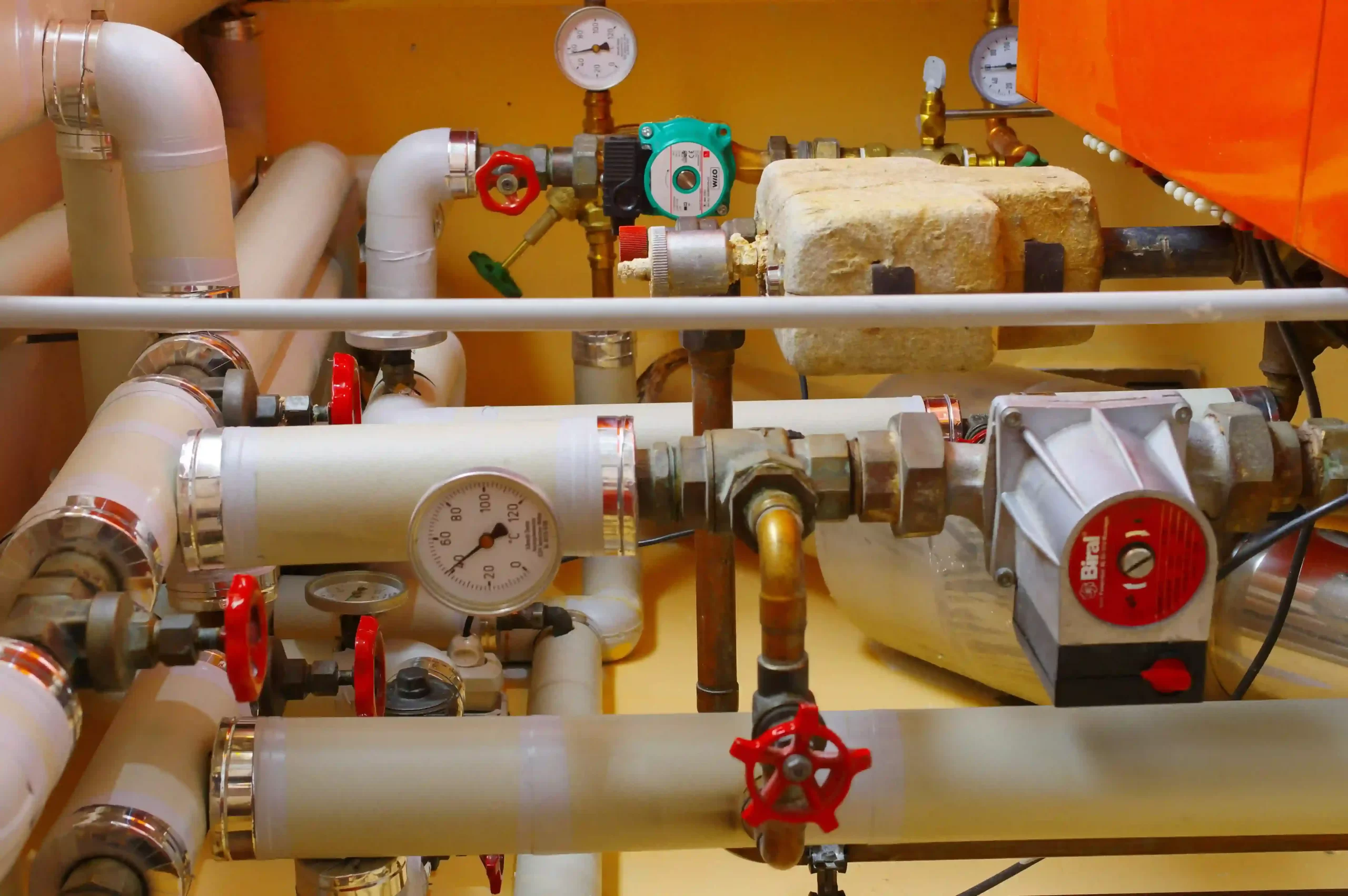 Servicios de plomería para instalación, mantenimiento y reparación con resultados duraderos y eficientes.