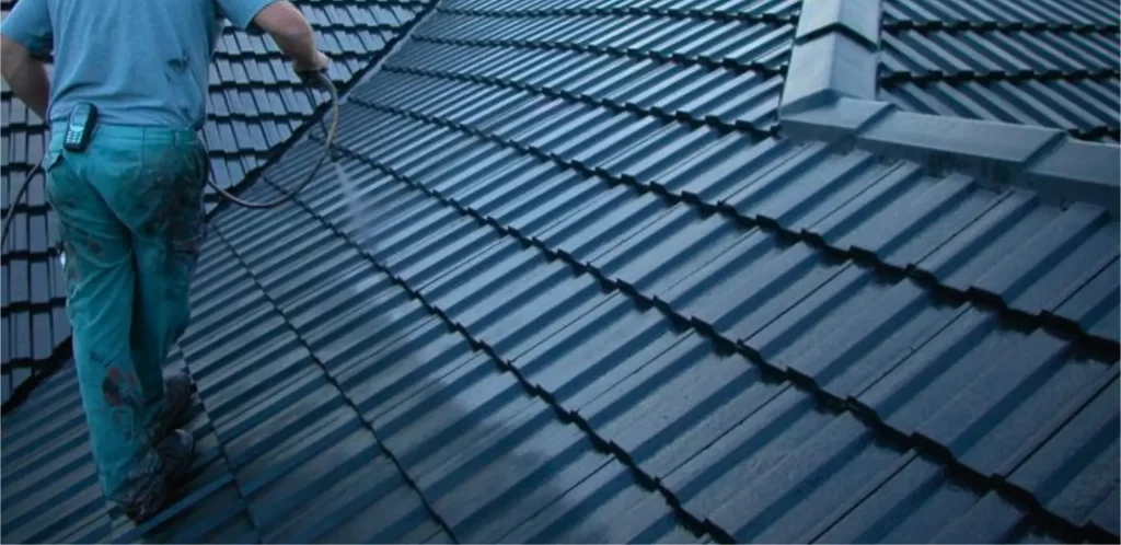 Recubrimiento protector para techos en interiores y exteriores, duradero y resistente en soluciones para techos.