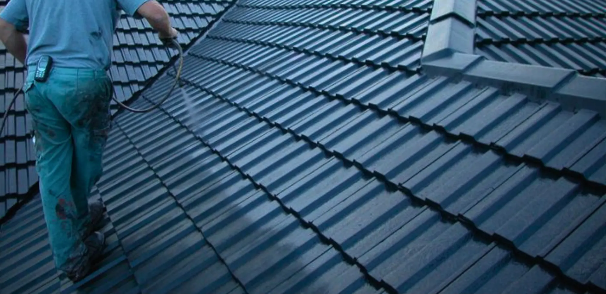 Recubrimiento protector para techos en interiores y exteriores, duradero y resistente en soluciones para techos.