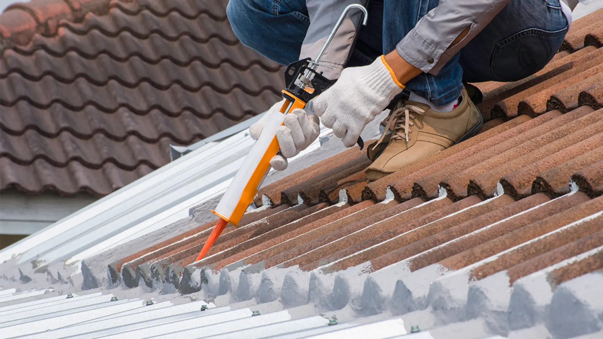 Reparación de filtraciones y goteras en techos exteriores, servicio especializado en soluciones para techos.