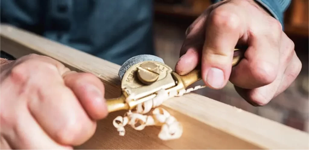 Reparación de muebles y estructuras de madera, manteniendo funcionalidad y estética en productos y servicios para carpintería.