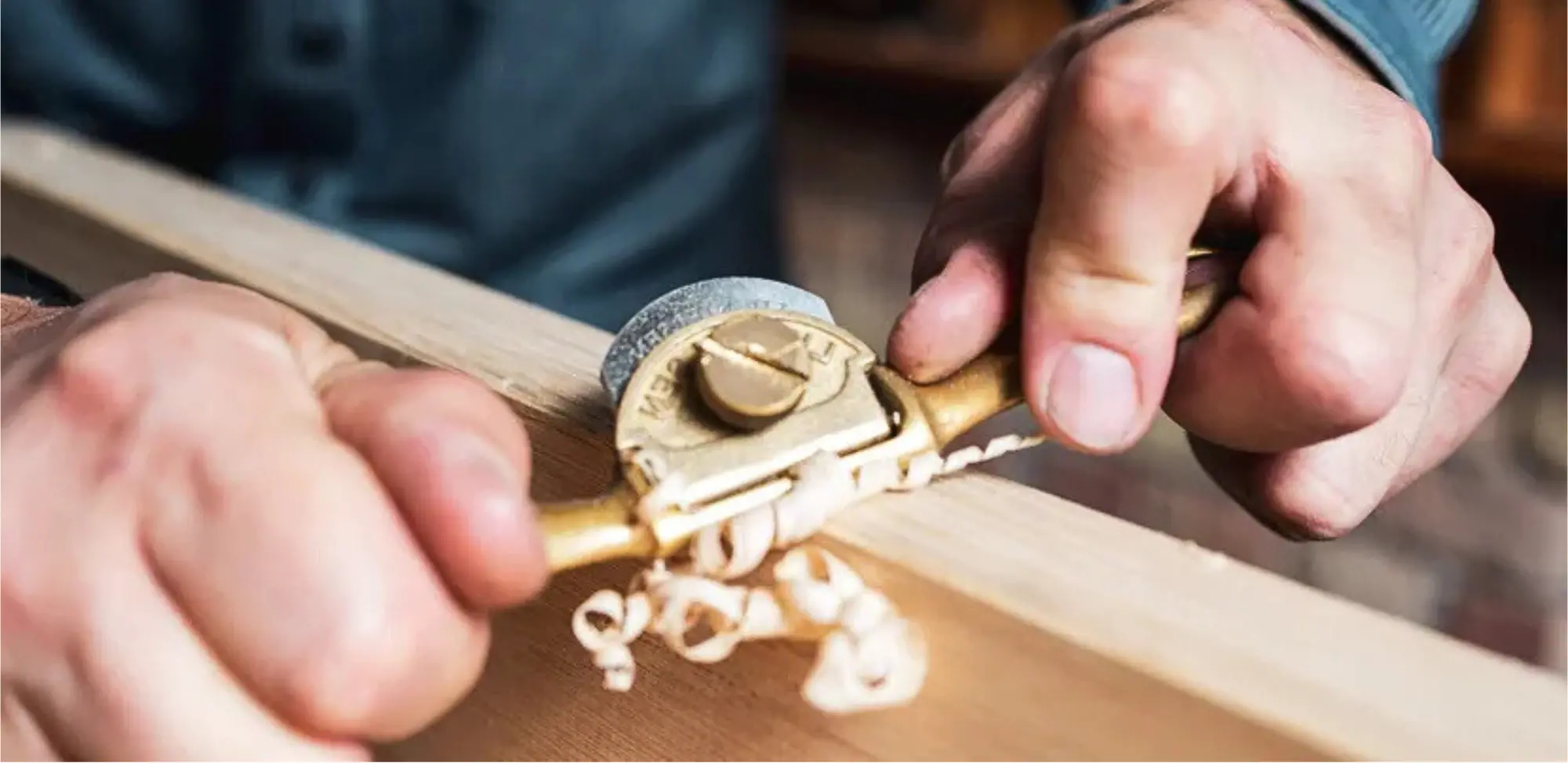 Reparación de muebles y estructuras de madera, manteniendo funcionalidad y estética en productos y servicios para carpintería.