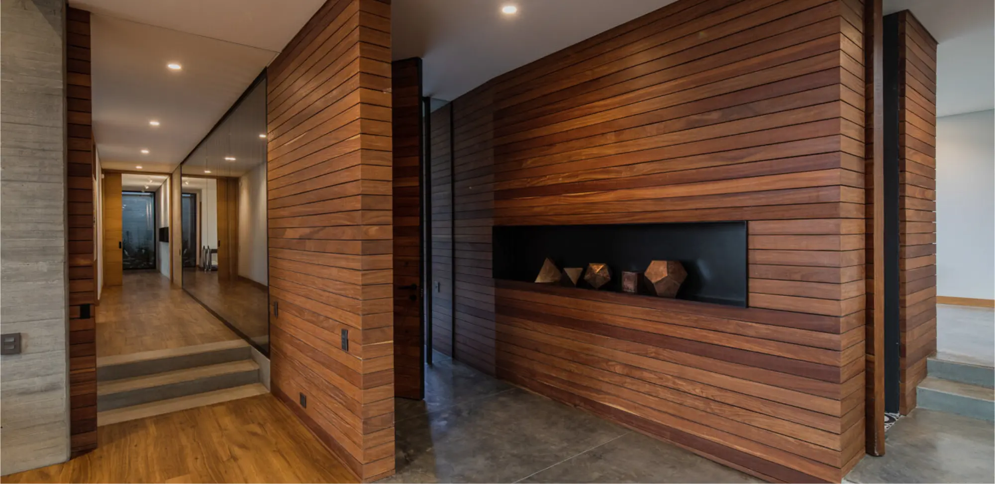 Revestimientos de madera para paredes interiores, elegancia y durabilidad, en productos y servicios para paredes.