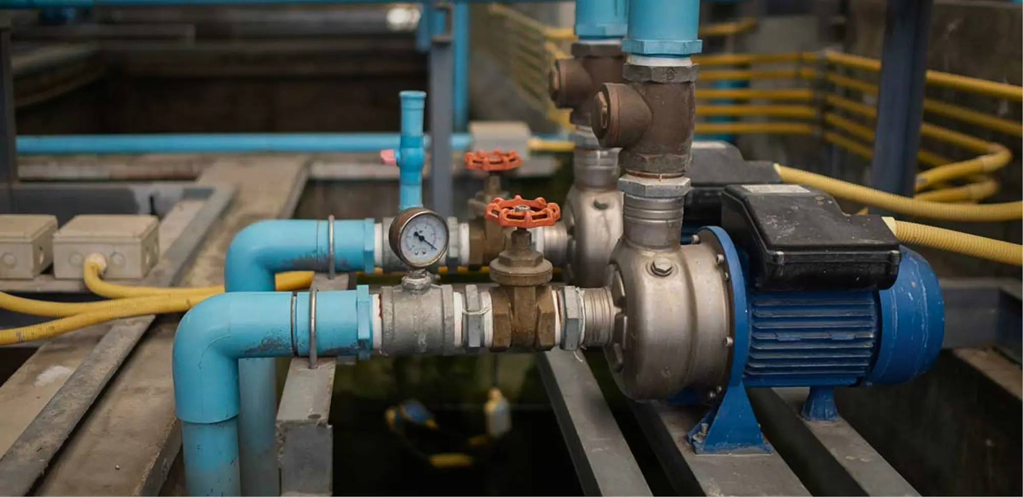Instalación y mantenimiento de sistemas de bombeo y presurización en interiores y exteriores con productos y servicios de plomería.
