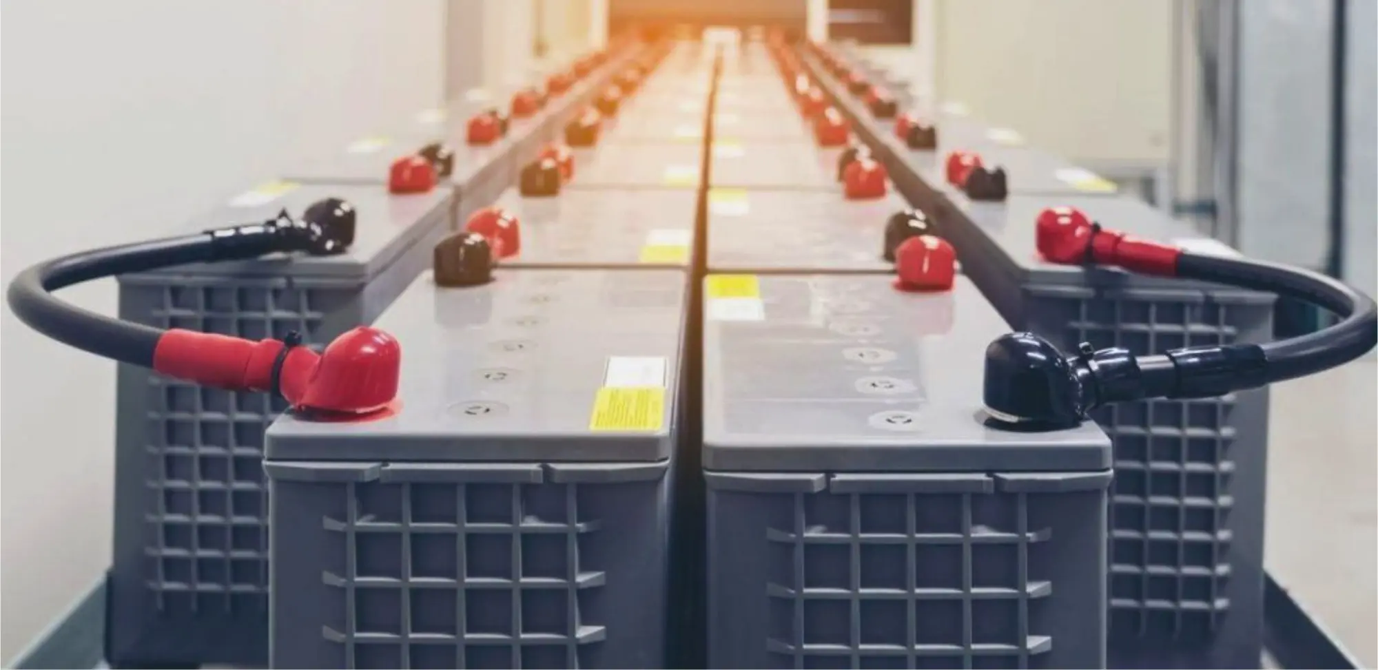 Sistemas de respaldo y baterías solares para interiores y exteriores con soluciones en productos y servicios eléctricos confiables.