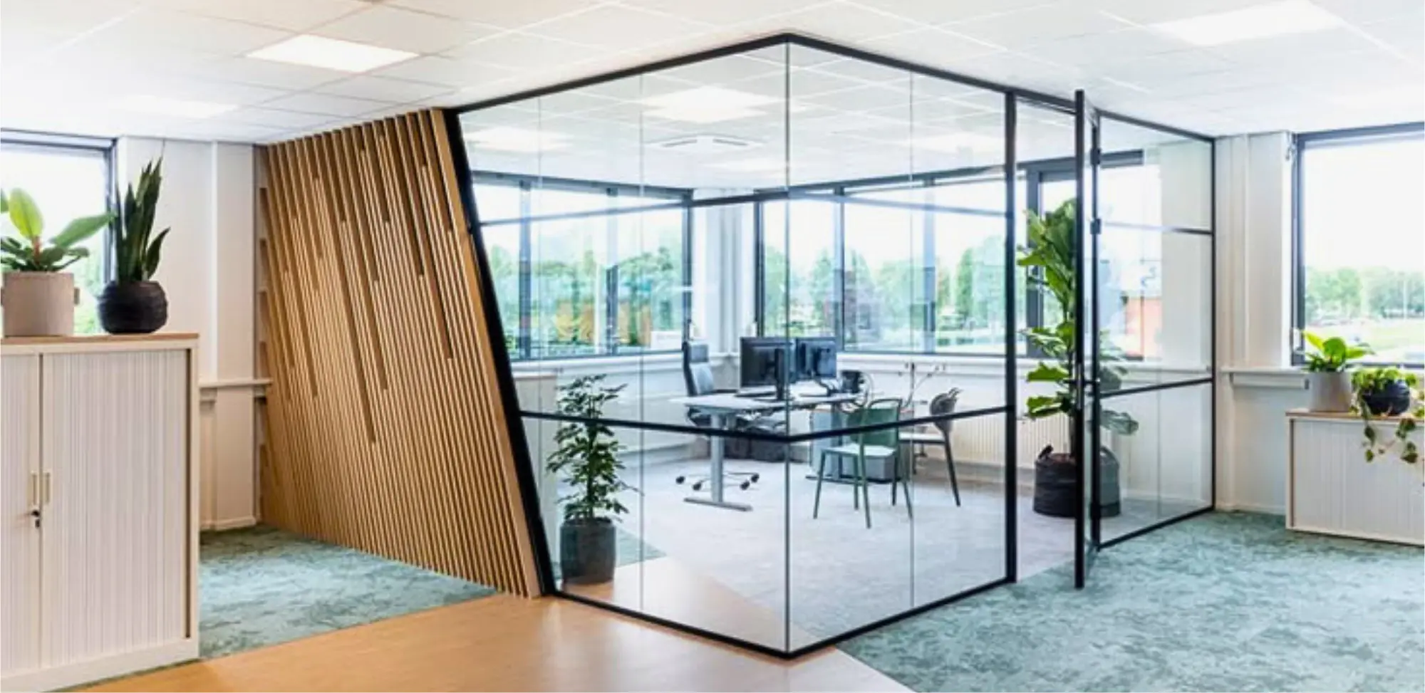 Tabiques de vidrio para paredes interiores, ideales para espacios luminosos y modernos, parte de nuestros productos y servicios para paredes.