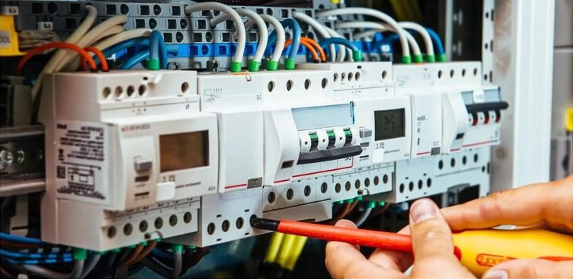 Tableros eléctricos y sistemas de distribución con productos y servicios eléctricos, para instalaciones seguras y eficientes.