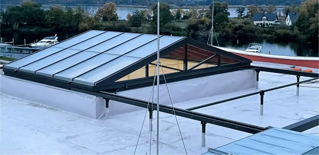 Techo corredizo para interiores y exteriores, funcional y moderno en soluciones y productos para techos.