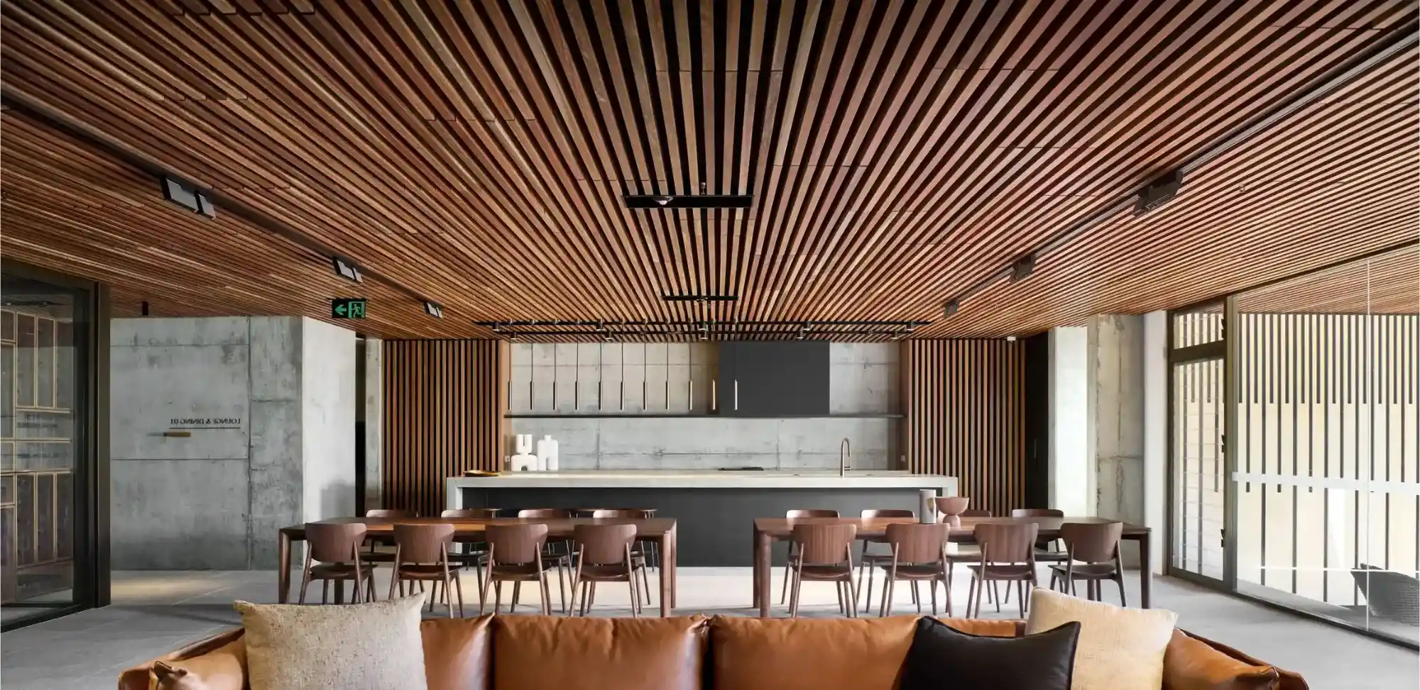 Techo en madera maciza para interiores y exteriores, cálido y duradero, parte de nuestras soluciones de alta calidad.