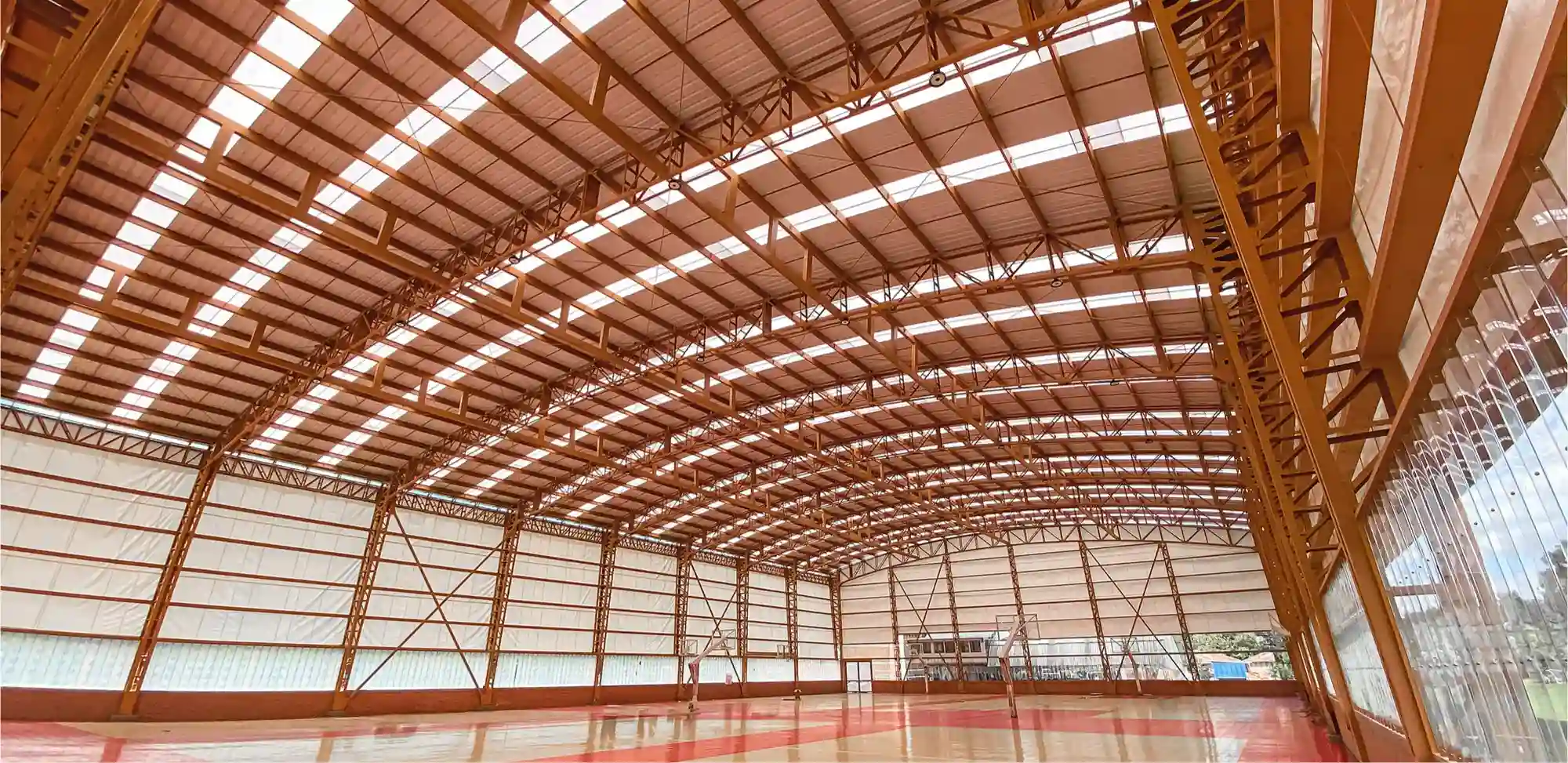 Techo termoacústico para interiores y exteriores, aislamiento térmico y sonoro en soluciones y productos para techos.
