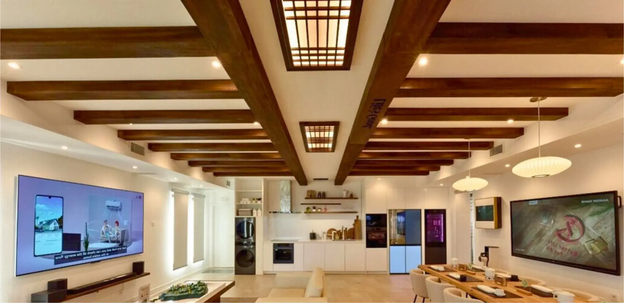 Techo con viga expuesta para interiores y exteriores, diseño arquitectónico destacado en soluciones y productos para techos.