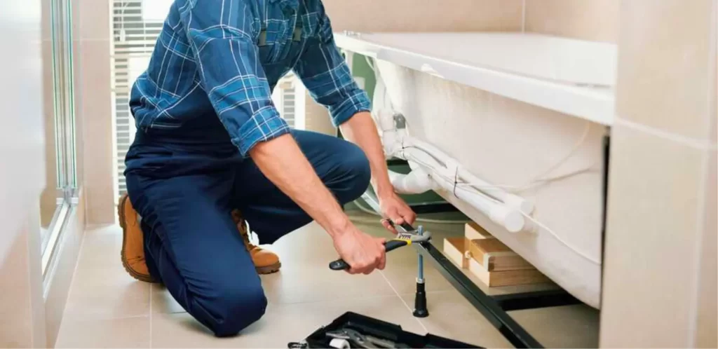 Instalación y reparación de tinas, jacuzzis y duchas en interiores con productos y servicios de plomería.