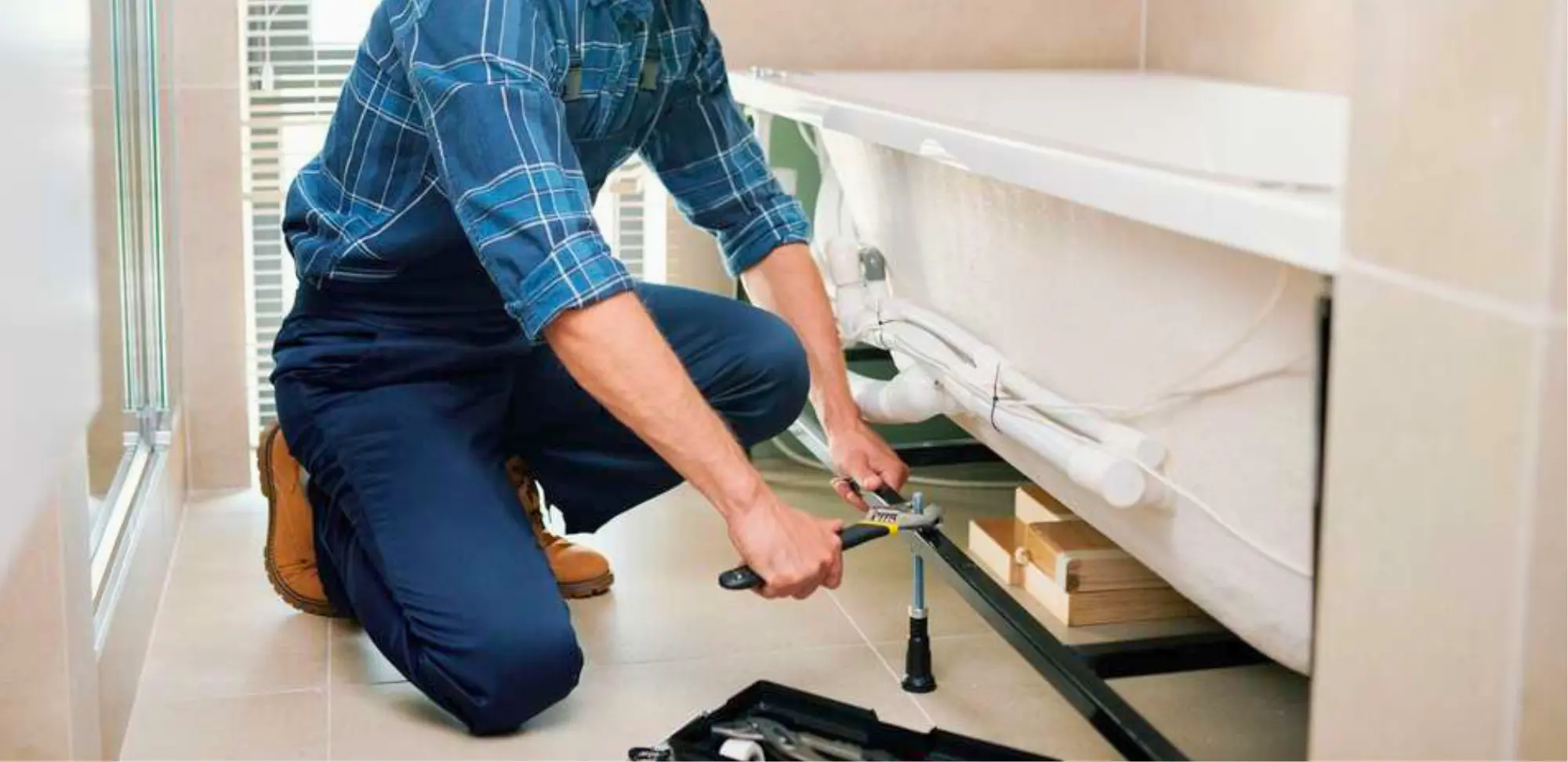 Instalación y reparación de tinas, jacuzzis y duchas en interiores con productos y servicios de plomería.