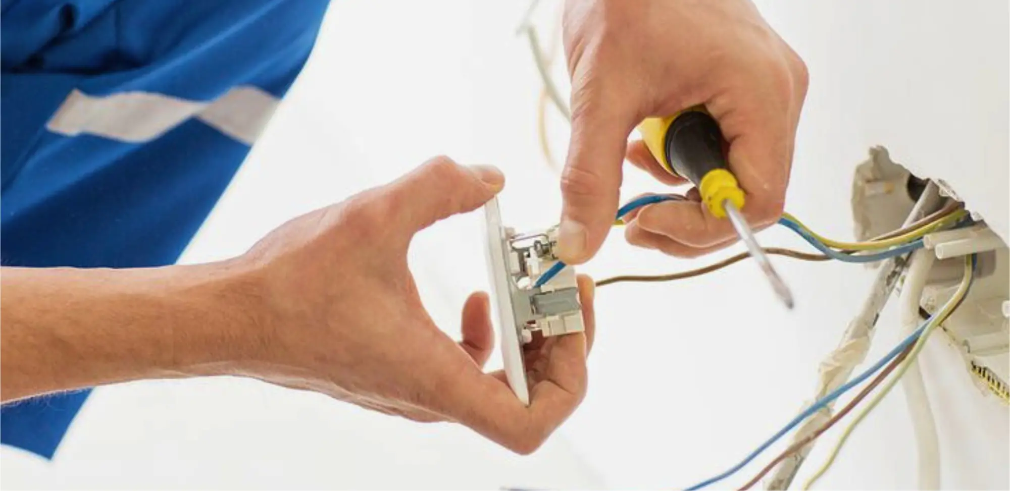 Toma corrientes y puntos de conexión instalados con productos y servicios eléctricos, para espacios seguros y funcionales.